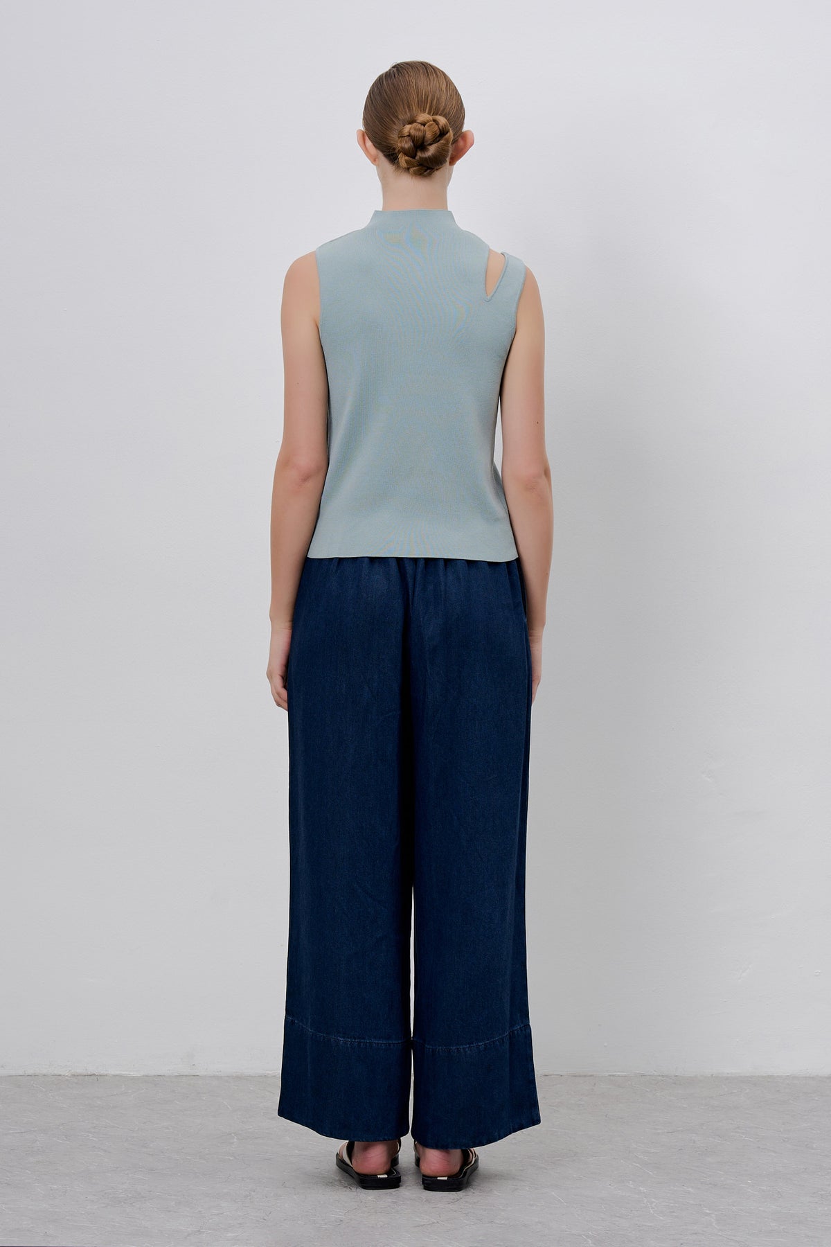 Shoulder-Slit Sleeveless Knit