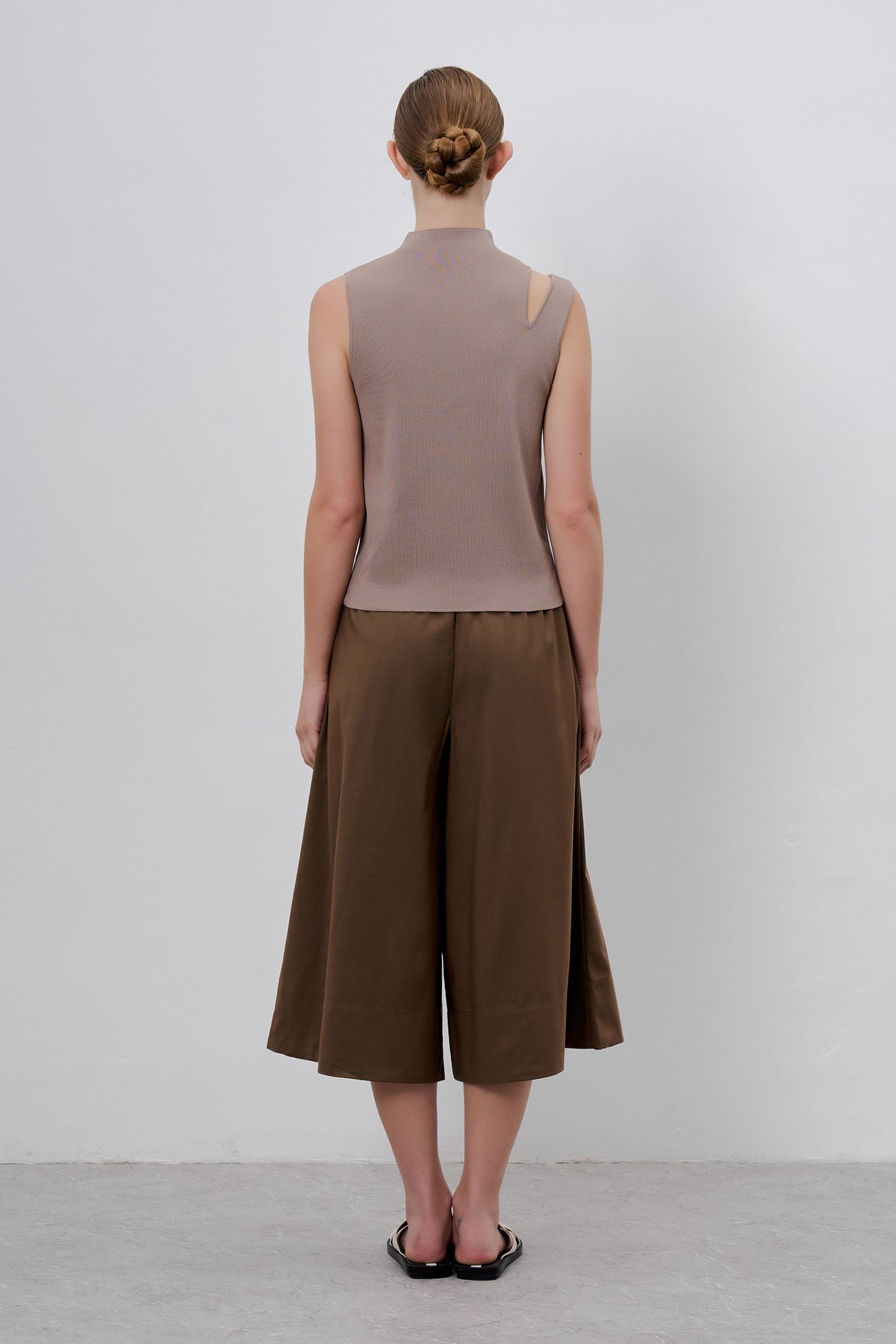 Shoulder-Slit Sleeveless Knit