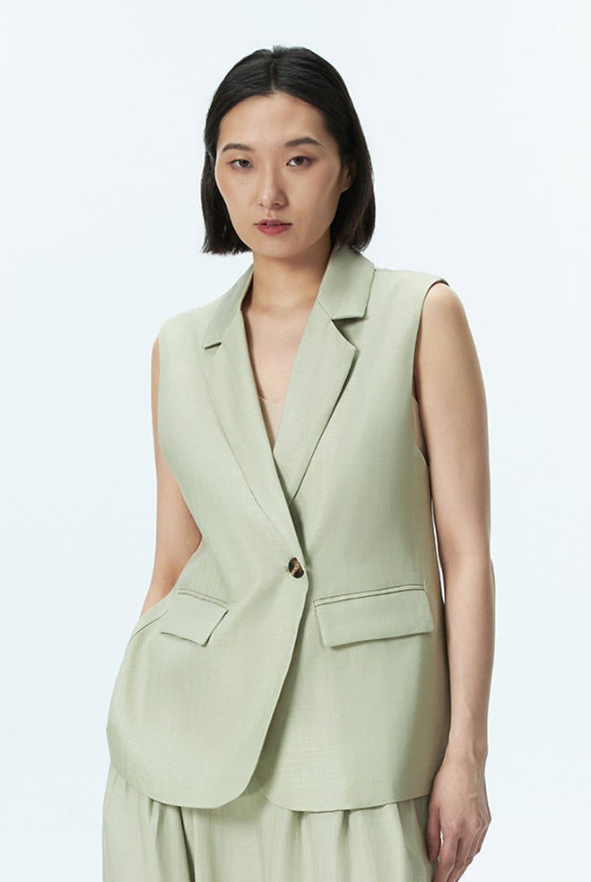 Sleeveless jacket