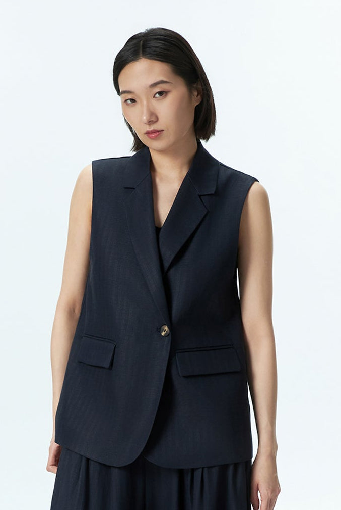 Sleeveless jacket