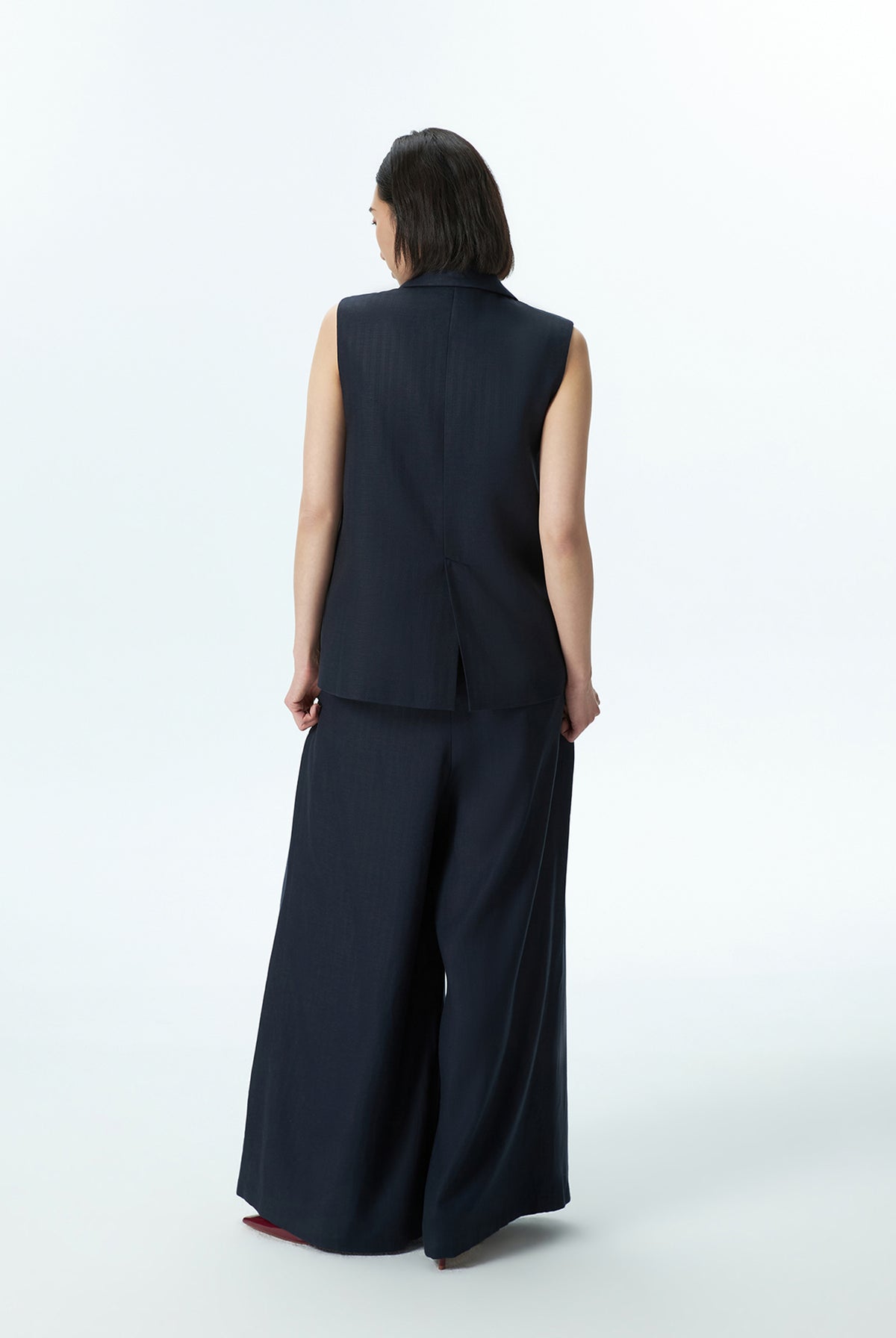 Sleeveless jacket